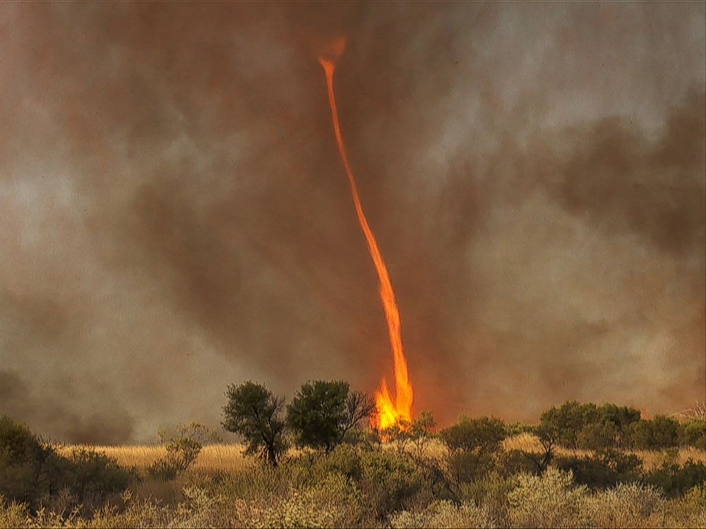 Kebakaran Hutan yang Membentuk Tornado Api